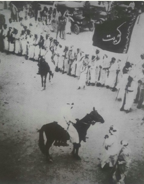 احتفالات عيد الأضحي في ساحة الصفاة عام 1957 ويشاهد العلم يحمل شعار لا إله إلا الله 
