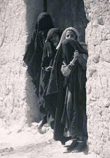 المرأة العربية في الشارع صورة للمستشرق تشالرز داوتي