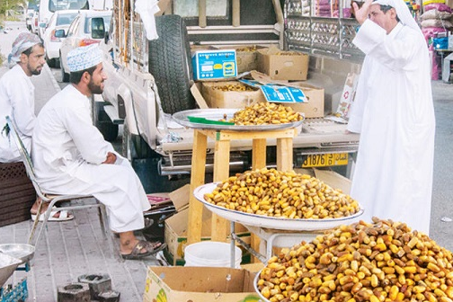 لا غنى عن التمر على مائدة الافطار في سلطنة عمان