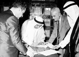 الشيخ عبدالله السالم الصباح يوقع وثيقة الاستقلال و انهاء الانتداب البريطاني على الكويت عام 1961