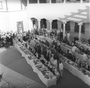 حفلة-غداء-أقيمت-على-شرف-ضيف-الكويت-الملك-سعود-بن-عبدالعزيز-في-مدرسة-ثانوية-الشويخ-عام-1961-بحضور-الامير-عبدالله-السالم.