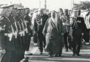 الشيخ عبدالله المبارك رئيس الامن العام يستعرض قوة من الشرطة العسكرية