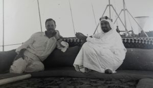 الشيخ احمد الجابر الصباح مع المعتمد السياسي البريطاني جالوري عام 1938