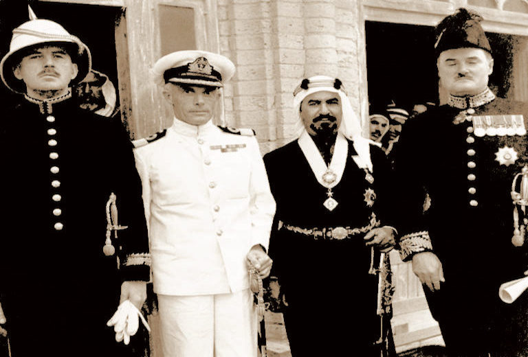 الشيخ أحمد الجابر و على صدره وسام حكومة الهند البريطانية عام 1944 م