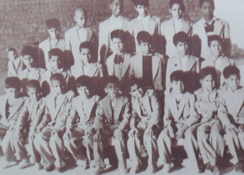 تلاميذ الصف الرابع الإبتدائي في مدرسة المثنى سنة 1956ز يرى فيها د . محمد الشيباني رئيس مركز المخطوطات .
