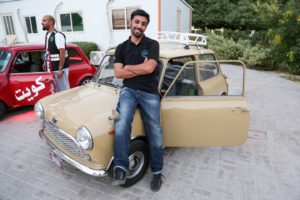 ناصر سعود الطريجي أمام احدى سياراته الكلاسيكية القديمة
