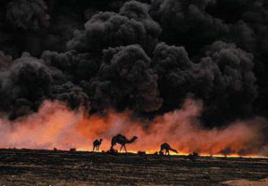 حرب الكراهية تسببت بأكبر جريمة بيئية في القرن بحرق آبار النفط الكويتية مصدر الرزق الوحيد