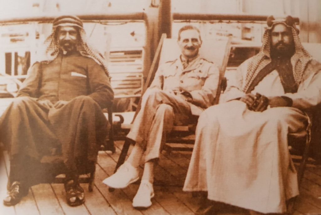 الشيخ أحمد الجابر و مرافق الملك فيصل البريطاني بومان على الباخرة "كيجوما :" التي أقلتهم إلى لندن .