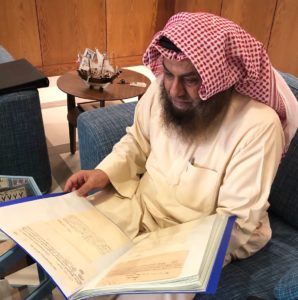 د محمد الشيباني يطلع على كتب تراثية قيمة في متحف العبدالجليل