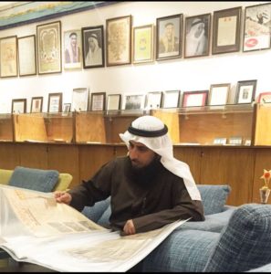 الباحث وليد الغانم يتفقد أحد الكتب النادرة في متحف العبدالجليل