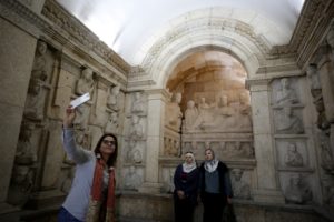 سياح يتوافدون على متحف سوريا بعد افتتاحه