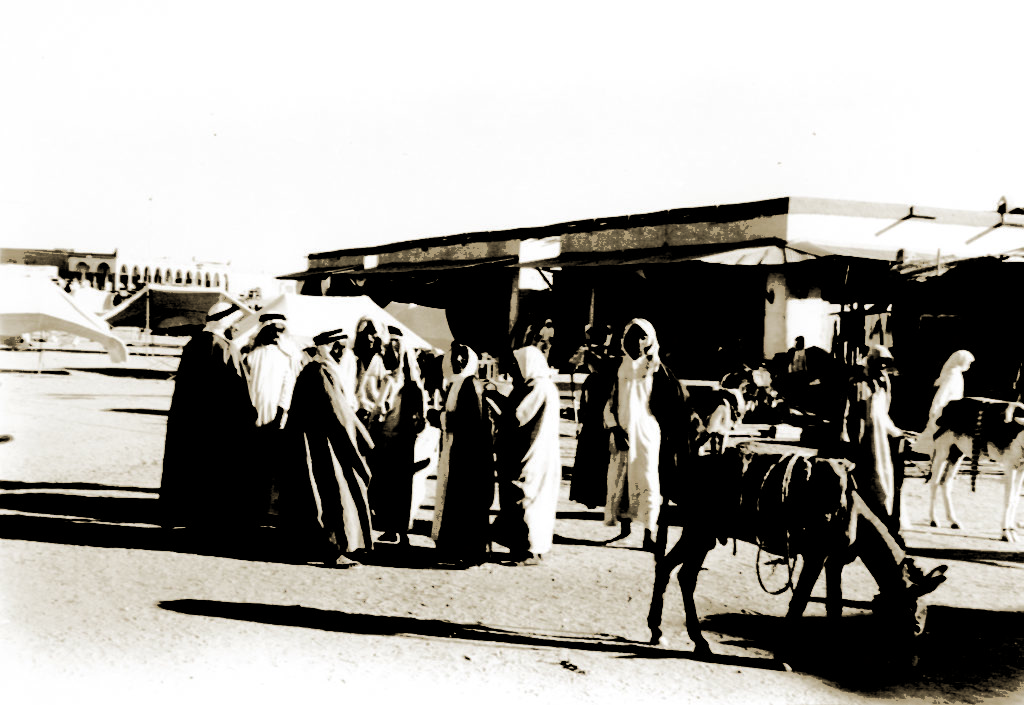 ساحة الصفاة حيث تجلب إليها البضائع من كل حدب وصوب عام 1917 م