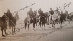مجموعة من الفرسان الكويتيين على خيولهم