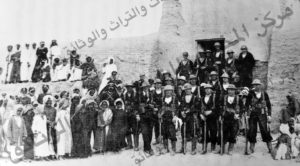 مجموعة من الجيش البريطاني مع ثلة من الشعب الكويتي في انسجام تام