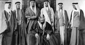 الأمام عبدالعزيز آل سعود متوسطا ابناءه الأمراء 