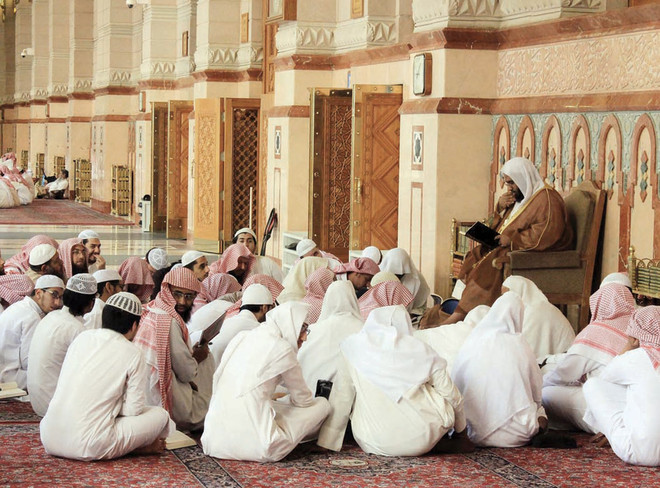 حلقات العلم والتحلق حول العلماء في المسااجد