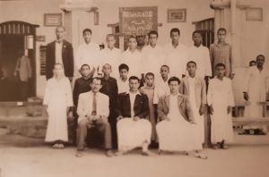 طلاب ومدرسي المرحلة الأبتدائية في المدرسة الأحمدية 