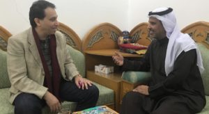 الباحث بدر الزوير يمينا يتحدث إلى الزميل خالد أبو قدوم محرر تراثنا