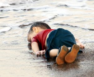 طفل من ضحايا النازحين من أحداث سوريا عبر البحر 