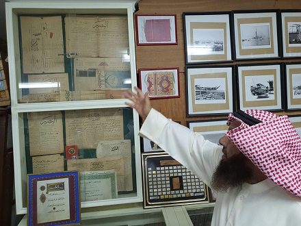 د . محمد بن إبراهيم الشيباني يستعرض بعض الصحف النادرة من مقتنيات مركز المخطوطات والتراث والوثائق