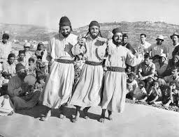 يهود نجران في اليمن في إحدى رقصاتهم الشعبية 