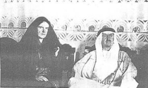 المعتمد البريطاني كولونيل هارولد ديكسون وزوجته ام سعود فيوليت بالزي العربي