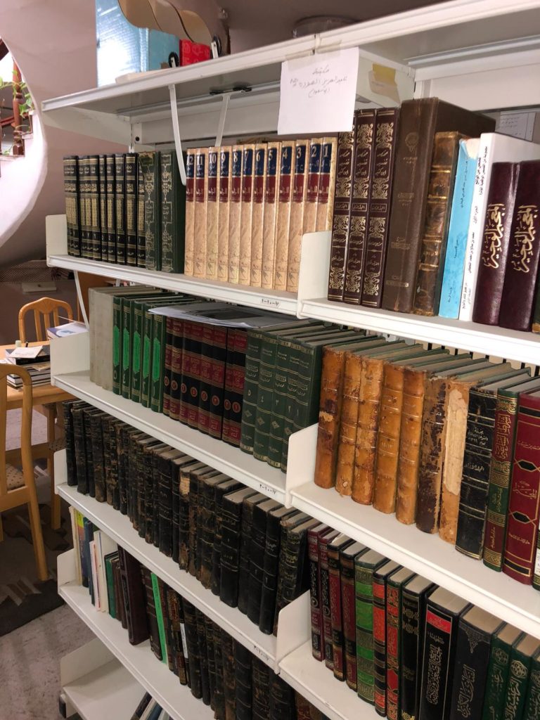 أحدى المكتبات الأهلية في مركز المخطوطات والتراث