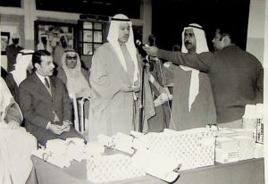 وزير الأوقاق والعدل راشد الفرحان يلقي كلمة بمناسبة عيد العلم في مدرسة العديلية المتوسطة 1973