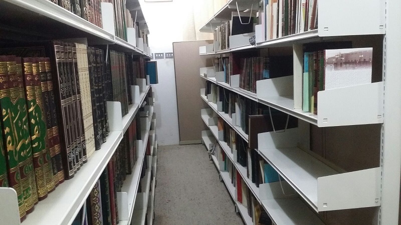 جانب من اخدى المكتبات الخاصة المترع بها لمركز المخطوطات والتراث