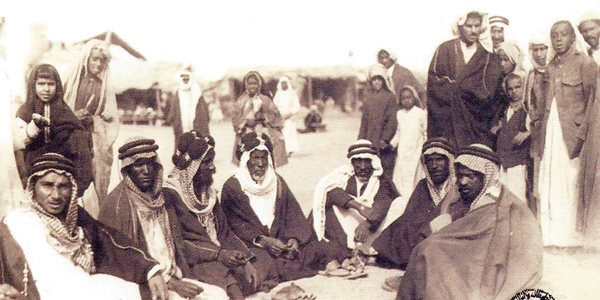 لازم لبس البشت ( العباءة ) كافة طبقات المجتمع الكويتي قديما لما يمثل من وجاهة’