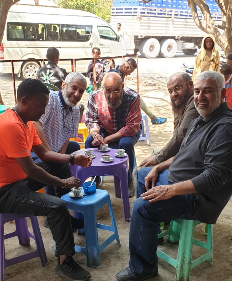 من اليمين باسم اللوغاني ود. محمد الشيباني وصالح القديري وأخيرا حمد السنان في مطعم أثيوبي 