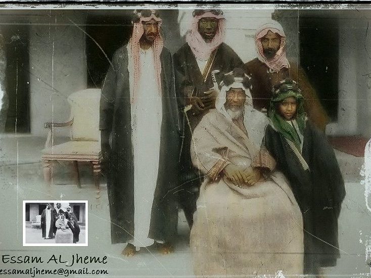 الشيخ مبارك الصباح جالسا متوسطا يمينه حمد الصباح وشماله جابر المبارك وفي الوسط فداوي عام 1903 ( صورة ) 