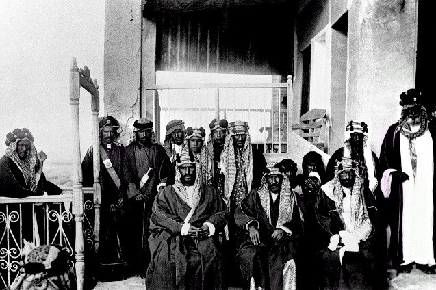 الشيخ مبارك في المنتصف وعن شماله الملك عبدالعزيز ال سعود 1910 م ( عدسة وليم شكسبير )