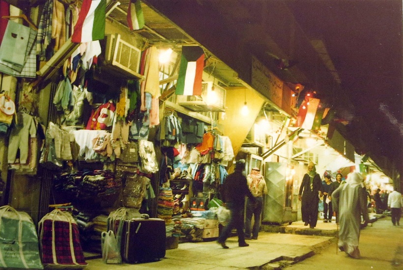 سوق محافظة الفحيحيل ليلاً 