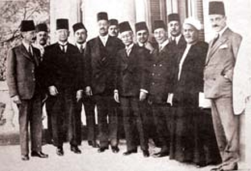 العلامة محمد كرد يتوسط مع حشد من كبار الأدباء في زيارته للقاهرة عام 1933 م
