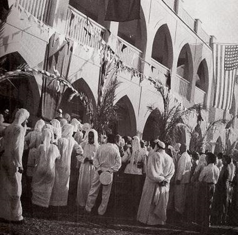 تجمعات أهلية بمناسبة الأحتفال بافتتاح المستشفى الأمريكاني في الكويت عام 1955 م