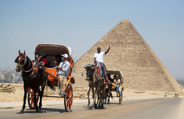 الأهرامات الفرعونية قبلة السياح والزوار