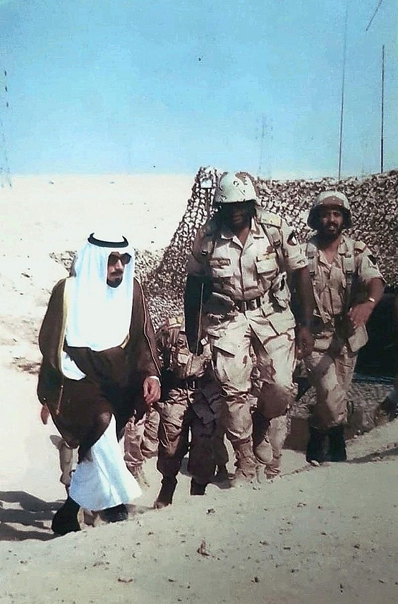 أمير الكويت الراحل جابر الأحمد يرحمه الله في جولة تفقدية حدودية قبل الغزو العراقي للكويت 