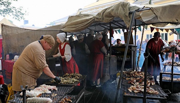 سوق تقليدي في اوربة يستلهم الأجواء والأزياء الكلاسيكية التاريخية