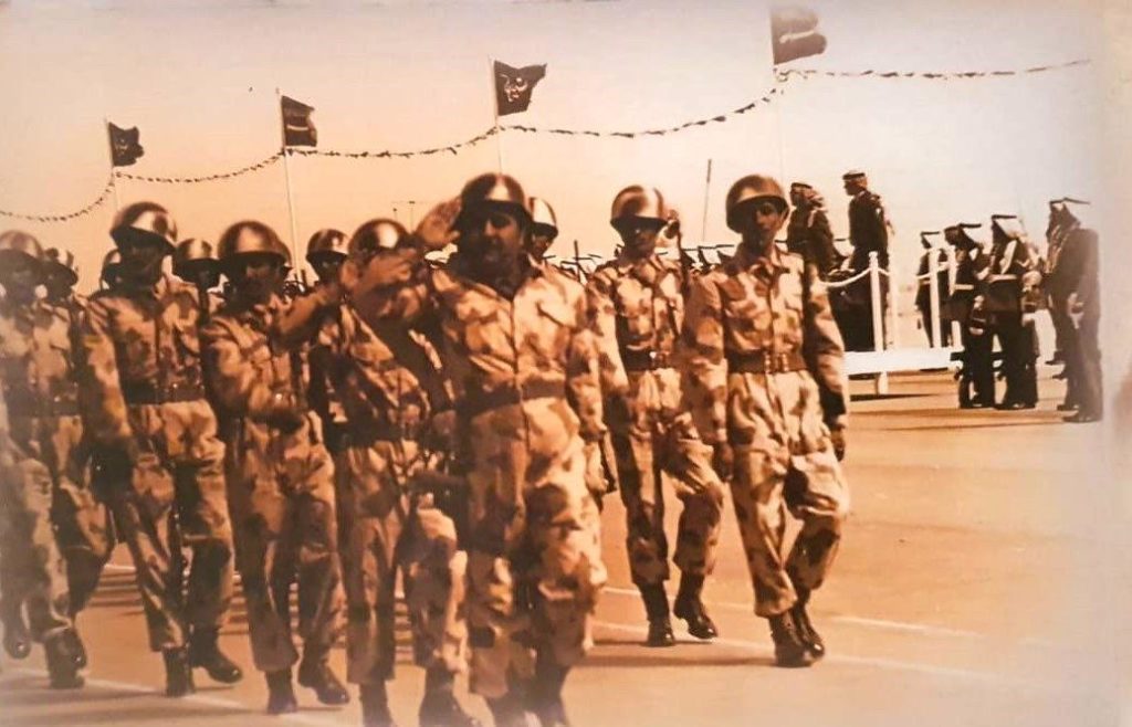 فرقة المغاوير تحتفل بأول يوم وطني لإستقلال الكويت و بدو اللواء وجيه المدني في المقدمة 