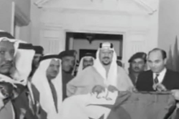 صورة نادرة للملك السعودي سعود بن عبدالعزيز- يرحمه الله - يستعرض العلم الجزائري في دعمه لنضاله ضد الاستعمار الفرنسي