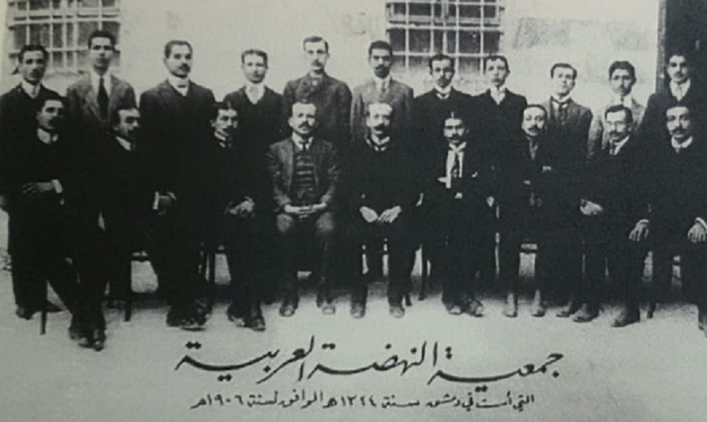جمعية النهضة العربية مع نخبة من امؤسسين ومن بينهم محب الدين الخطيب الرابع جلوسا من اليمين سنة 1906 