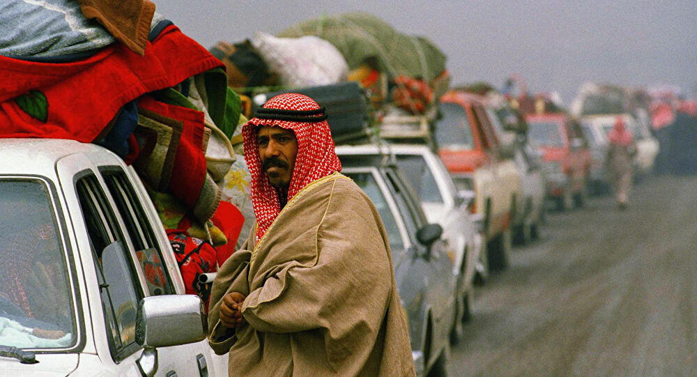 مواطنون يغادرون منافذ الكويت أيام احتلال العراق الغاشم للبلاد في 1990