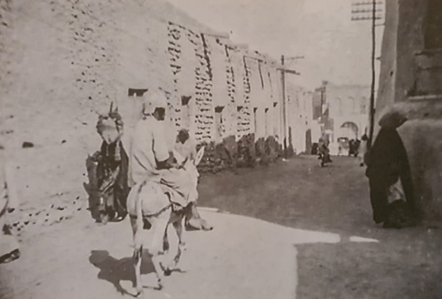 صورة تظهر بيوت الشيوخ على اليمين ومخازن الأوقاف يسارا في مدينة الكويت القديمة - كتاب معالم مدينة الكويت القديمة 