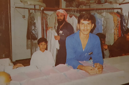 شباب متطوعين من لجان شعبية في كيفان تتولى العمل في مصبغة للملابس ابان الأحتلال العراق للكويت 1990