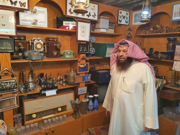 د محمد الشيباني في متحف الاجهزة الكهربائية القديمة في مركز المخطوطات والتراث