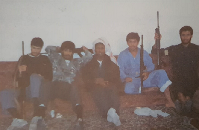 شباب المقاومة الكويتية المسلحة في كيفان في استراحة لجولة جديدة مع المحتل العراقي عام 1990