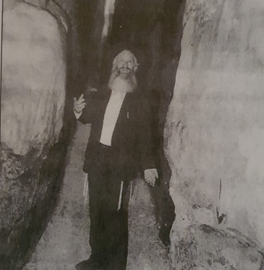 حاخام يهودي في سرداب حفريات تحت المسجد الأقصي 