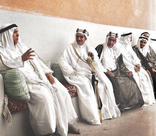 الأمير عبدالله السالم ( الأول يسار) وأسرة الصباح الكرام في انتظار التهنئة بعيد الفطر عام 1961 "دروازة "
