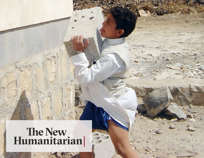 طفل يمني يعمل في البناء ليعيل اسرته